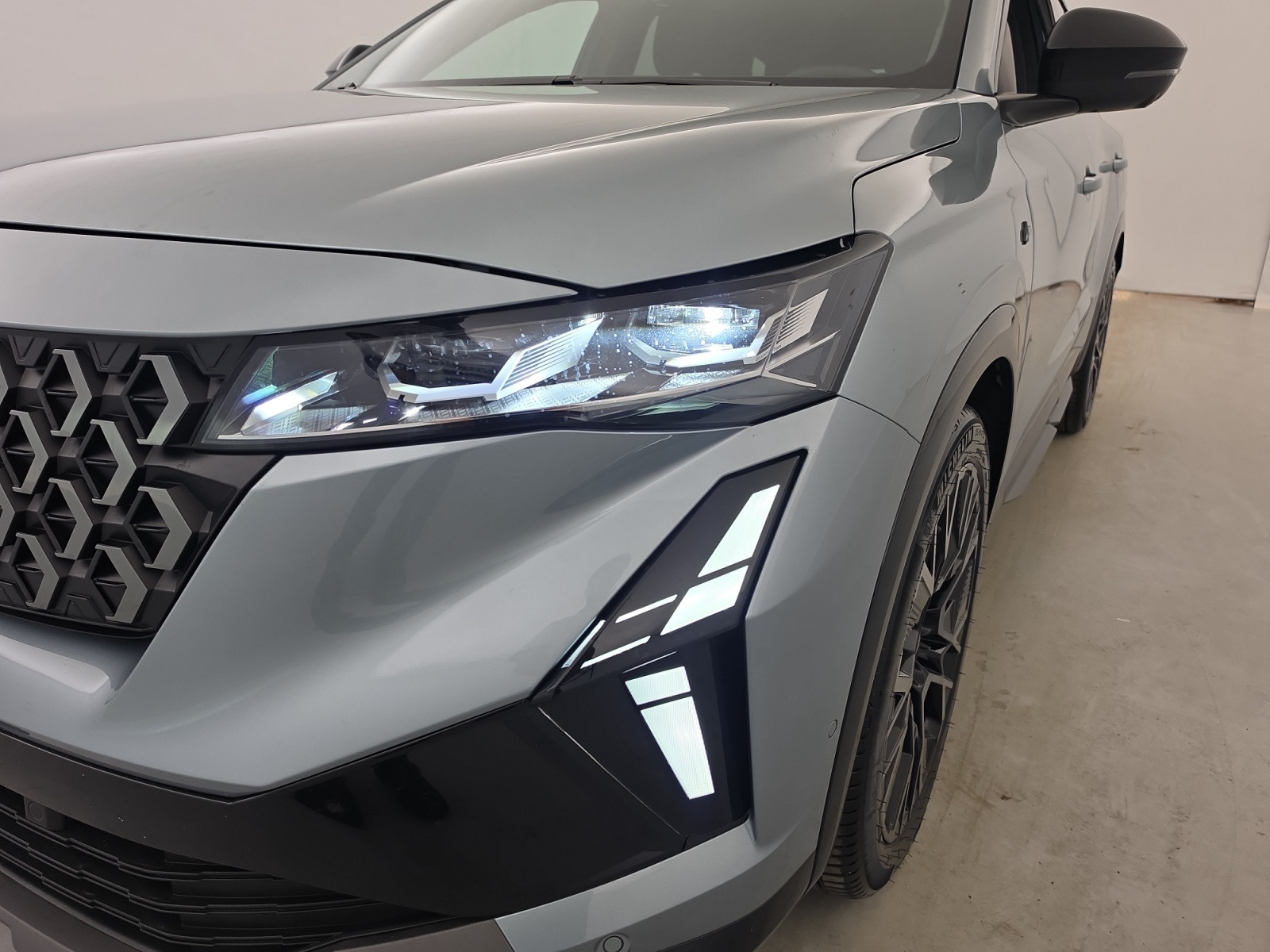 Vente en ligne Renault Espace Espace full hybrid E-Tech 200 ch 7pl au prix de 40 490 €