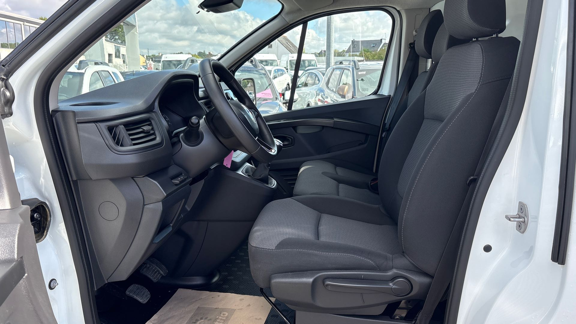 Vente en ligne Renault Trafic 3 Fourgon TRAFIC FGN L2H1 3000 KG BLUE DCI 130 au prix de 20 890 €