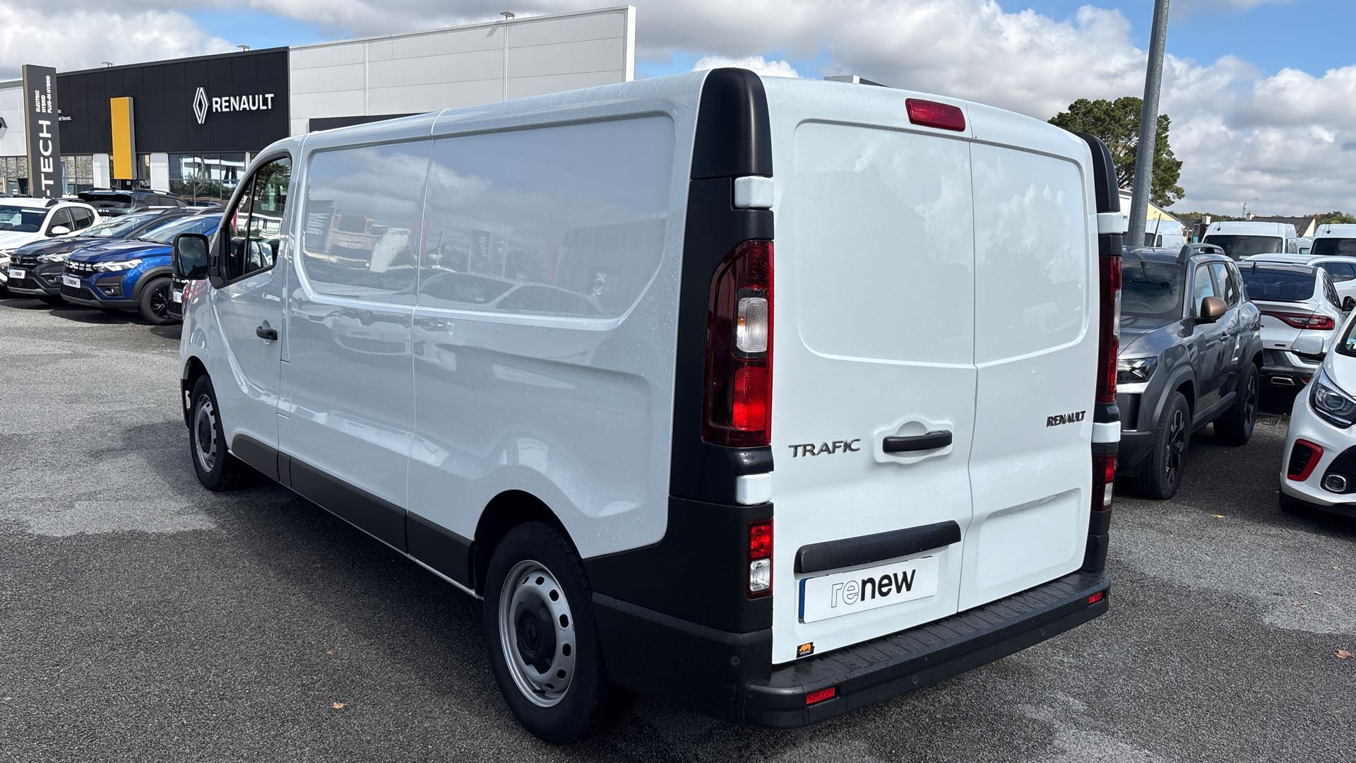 Vente en ligne Renault Trafic 3 Fourgon TRAFIC FGN L2H1 3000 KG BLUE DCI 130 au prix de 20 890 €