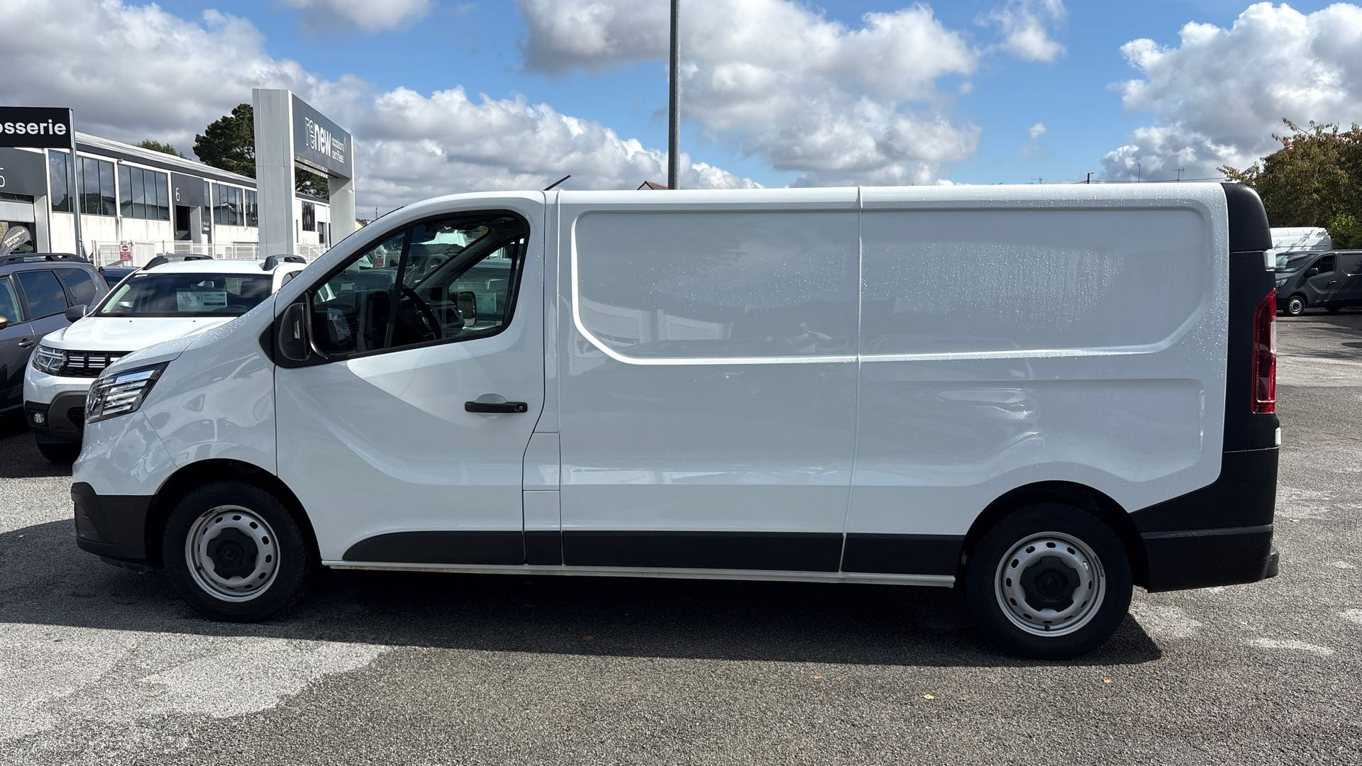 Vente en ligne Renault Trafic 3 Fourgon TRAFIC FGN L2H1 3000 KG BLUE DCI 130 au prix de 20 890 €