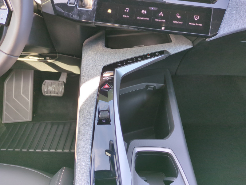 Photo 8 de l'offre de PEUGEOT 3008 1.2 HYBRID 145CH ALLURE E-DCS6 -29% à 29998€ chez Automobiles 25