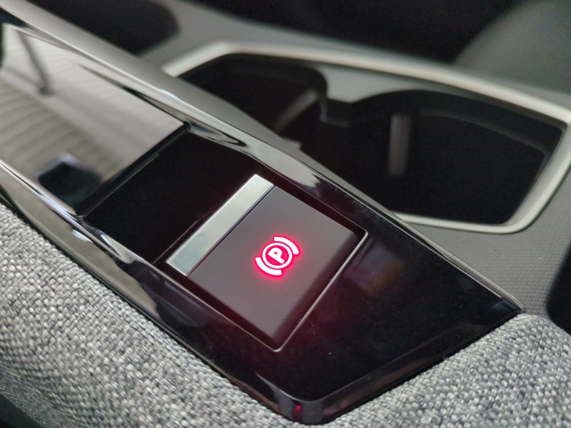 Photo 17 de l'offre de PEUGEOT 3008 1.2 HYBRID 145CH ALLURE E-DCS6 -29% à 29998€ chez Automobiles 25