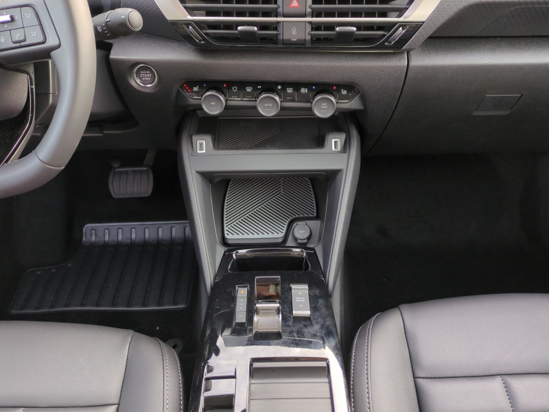 Photo 8 de l'offre de CITROEN C4 1.2 HYBRIDE 145CH S&S MAX AUTOMATIQUE -31% à 24499€ chez Automobiles 25