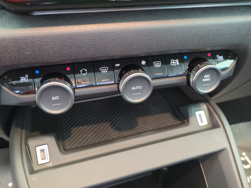 Photo 15 de l'offre de CITROEN C4 1.2 HYBRIDE 145CH S&S PLUS AUTOMATIQUE -32% à 21799€ chez Automobiles 25