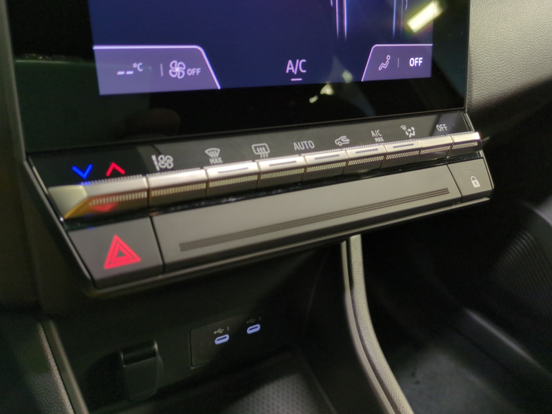 Photo 16 de l'offre de RENAULT CAPTUR II 1.0 TCE 90CH EVOLUTION - 26% à 20498€ chez Automobiles 25