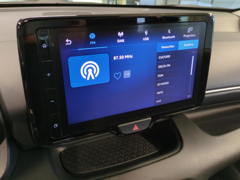 Photo 11 de l'offre de TOYOTA YARIS 116H DESIGN 5P MY25 -15% à 23499€ chez Automobiles 25