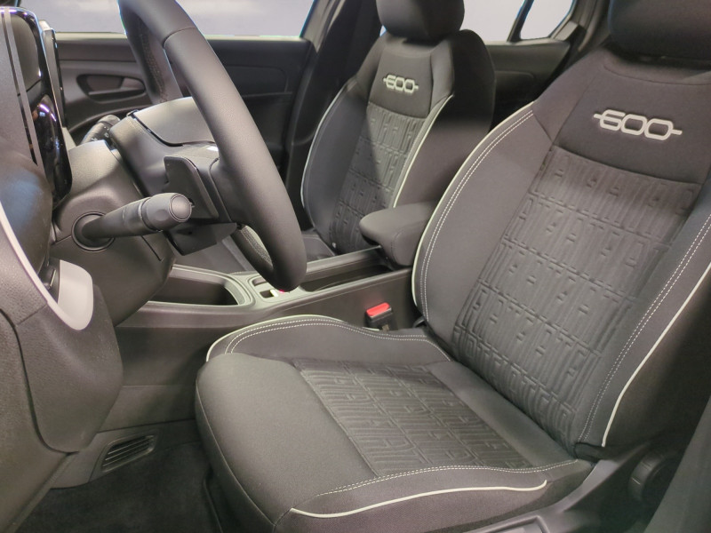 Photo 5 de l'offre de FIAT 600 1.2 HYBRID TURBO 145CH POP DCT6 -21% à 23998€ chez Automobiles 25