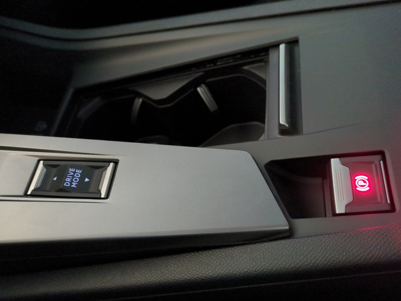 Photo 17 de l'offre de PEUGEOT 308 1.5 BLUEHDI 130CH S&S ALLURE EAT8 -34% à 26498€ chez Automobiles 25