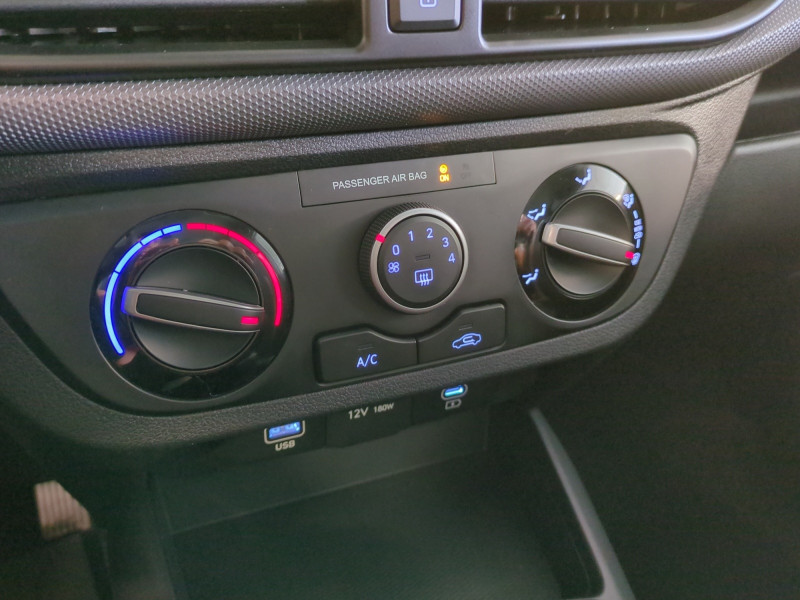 Photo 15 de l'offre de HYUNDAI I10 1.0 63CH ECO INTUITIVE BVR -22% à 15998€ chez Automobiles 25