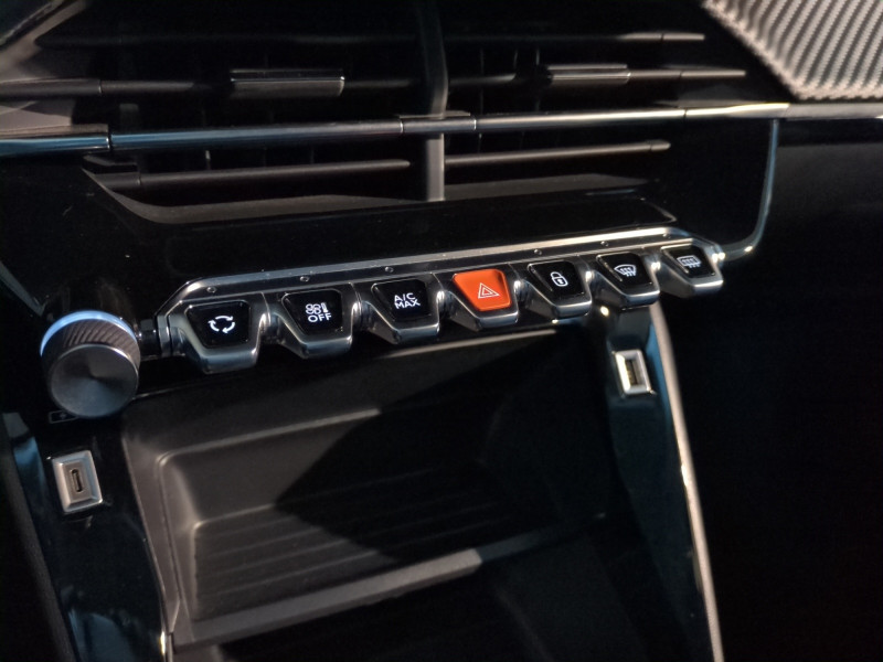 Photo 17 de l'offre de PEUGEOT 2008 1.2 PURETECH 130CH S&S STYLE à 15590€ chez Automobiles 25