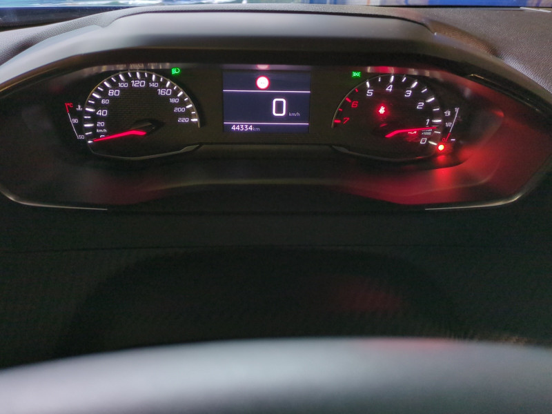 Photo 8 de l'offre de PEUGEOT 2008 1.2 PURETECH 130CH S&S STYLE à 15590€ chez Automobiles 25