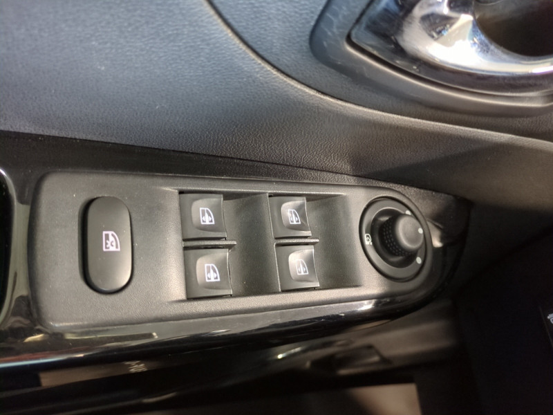 Photo 17 de l'offre de RENAULT CAPTUR 1.5 DCI 110CH STOP&START ENERGY BUSINESS ECO² EURO6 2015 à 11990€ chez Automobiles 25