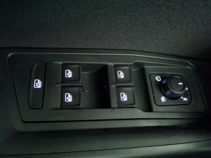 Photo 18 de l'offre de VOLKSWAGEN T-ROC 1.5 TSI EVO2 150CH LIFE PLUS DSG7 -25% à 29998€ chez Automobiles 25