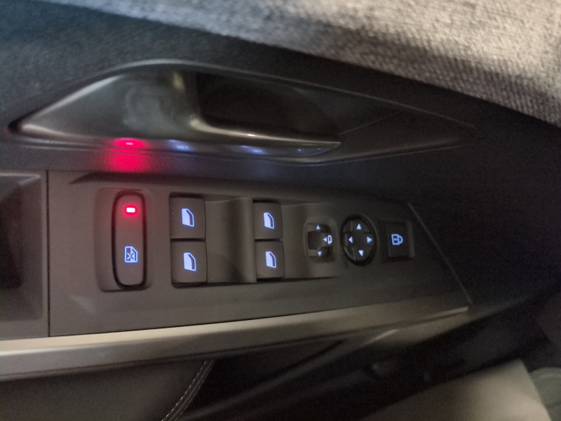 Photo 17 de l'offre de PEUGEOT 3008 1.2 HYBRID 145CH ALLURE E-DCS6 -28% à 31998€ chez Automobiles 25