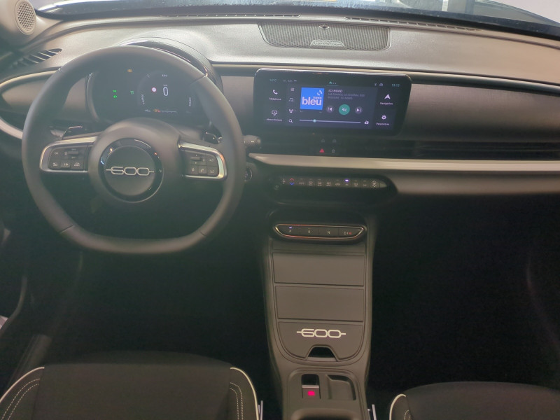 Photo 3 de l'offre de FIAT 600 1.2 HYBRID TURBO 145CH POP DCT6 -21% à 23998€ chez Automobiles 25