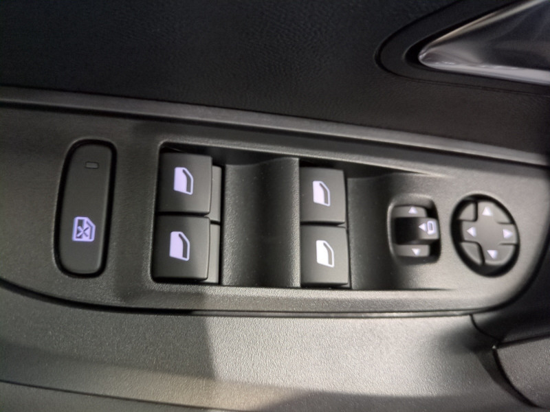 Photo 18 de l'offre de PEUGEOT 2008 1.2 HYBRID 145CH ALLURE E-DCS6 -31% à 25498€ chez Automobiles 25