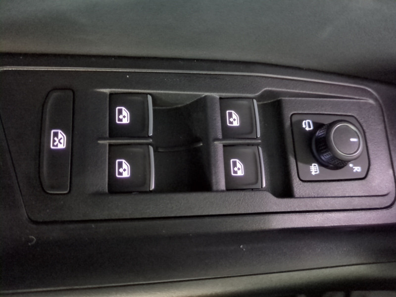 Photo 17 de l'offre de VOLKSWAGEN T-ROC 2.0 TDI 150CH R-LINE EDITION DSG7 -24% à 36998€ chez Automobiles 25