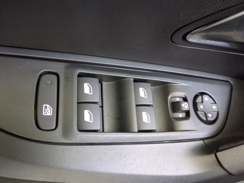 Photo 17 de l'offre de PEUGEOT 2008 1.2 HYBRID 145CH ALLURE E-DCS6 -31% à 25498€ chez Automobiles 25