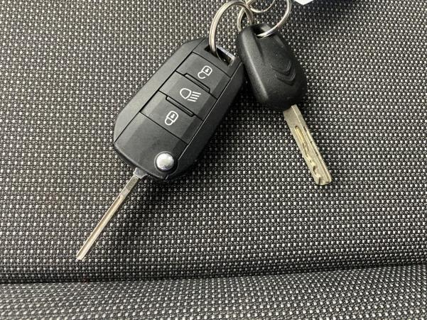 Vente en ligne Citroën C3 PureTech 82 S&S BVM5 Feel au prix de 12 490 €