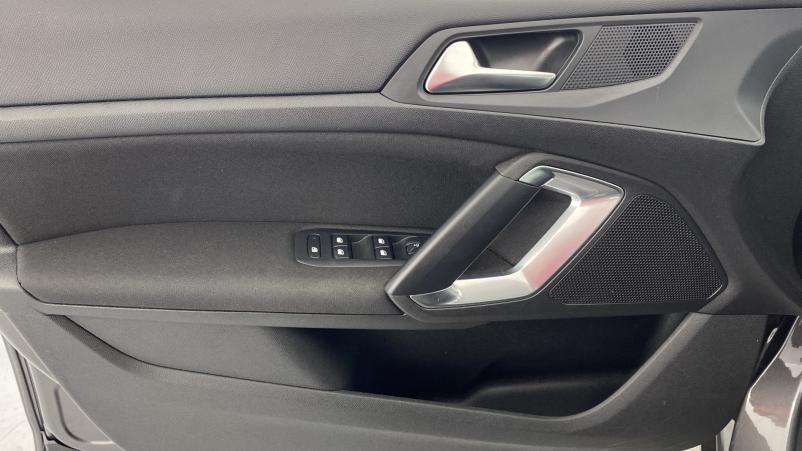 Vente en ligne Peugeot 308 1.2 PureTech 130ch Active Pack +Caméra Gris platinium au prix de 18 980 €