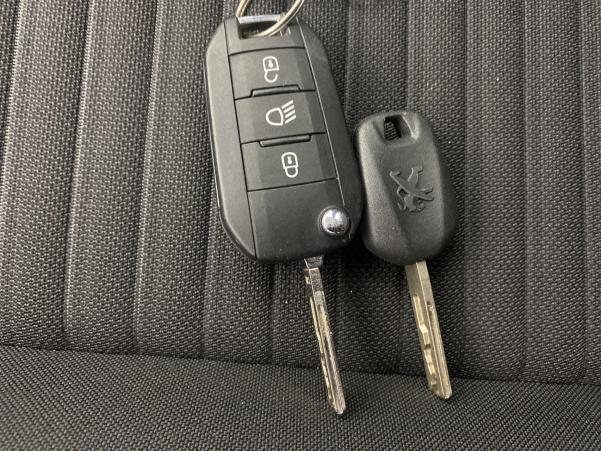 Vente en ligne Peugeot 208 1.2 PureTech 100ch S&S Active Pack EAT8 au prix de 19 980 €