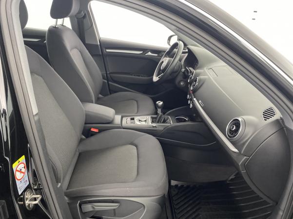 Vente en ligne Audi A3 30 TFSI 116ch suréquipée au prix de 21 980 €
