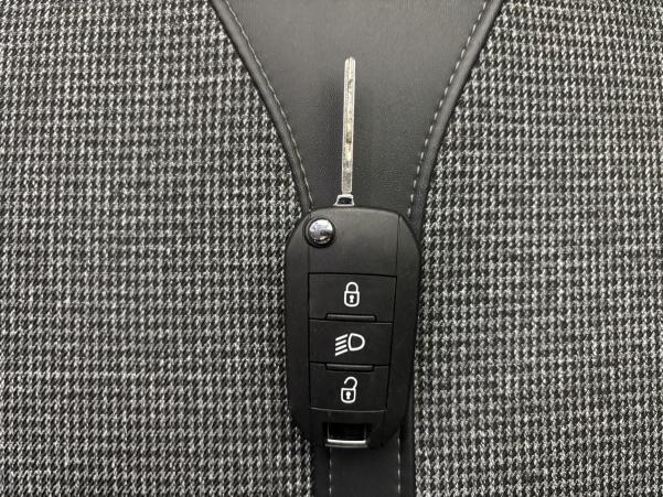 Vente en ligne Peugeot 3008 1.2 PureTech 130ch Allure au prix de 17 980 €