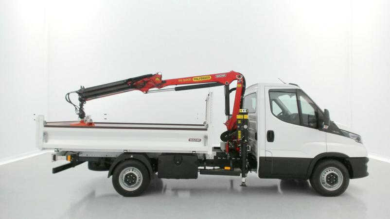 Vente en ligne Iveco Daily Daily 35S14H 3750 2.3 136ch Benne Alu JPM + Grue PK 3400 + Pince au prix de 82 860 €