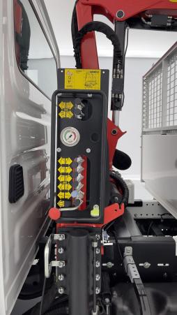 Vente en ligne Iveco Daily Daily 35S14H 3750 2.3 136ch Benne Alu JPM + Grue PK 3400 + Pince au prix de 82 860 €