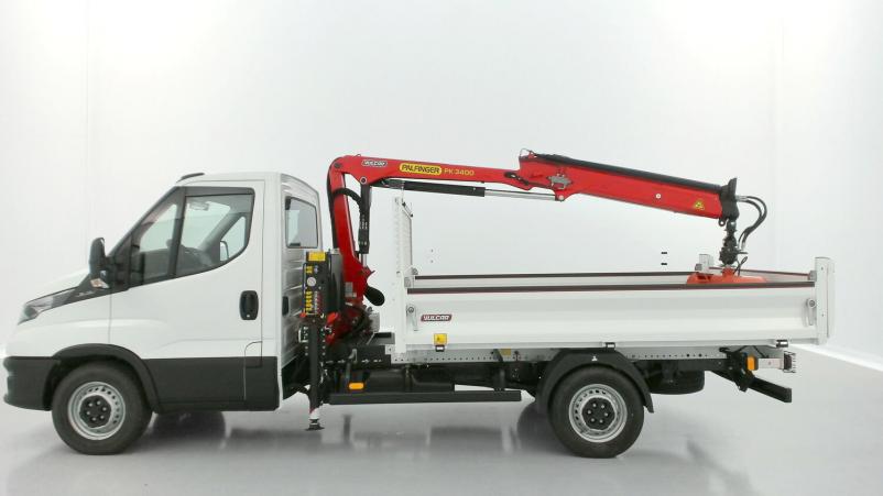 Vente en ligne Iveco Daily Daily 35S14H 3750 2.3 136ch Benne Alu JPM + Grue PK 3400 + Pince au prix de 82 860 €