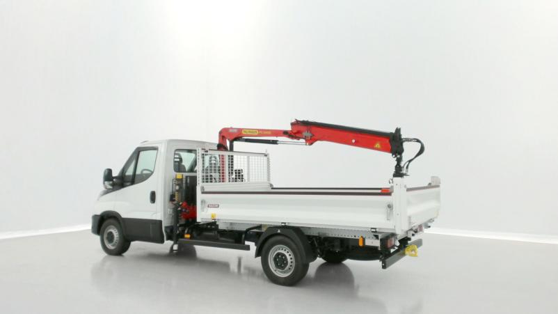Vente en ligne Iveco Daily Daily 35S14H 3750 2.3 136ch Benne Alu JPM + Grue PK 3400 + Pince au prix de 82 860 €