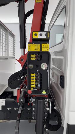 Vente en ligne Iveco Daily Daily 35S14H 3750 2.3 136ch Benne Alu JPM + Grue PK 3400 + Pince au prix de 82 860 €