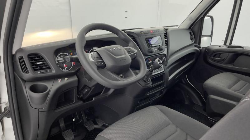 Vente en ligne Iveco Daily Daily 35S14H 3750 2.3 136ch Benne Alu JPM + Grue PK 3400 + Pince au prix de 82 860 €