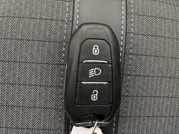 Vente en ligne Peugeot 2008 1.2 PureTech 130ch Allure Pack EAT8 + Sièges chauffants au prix de 18 890 €