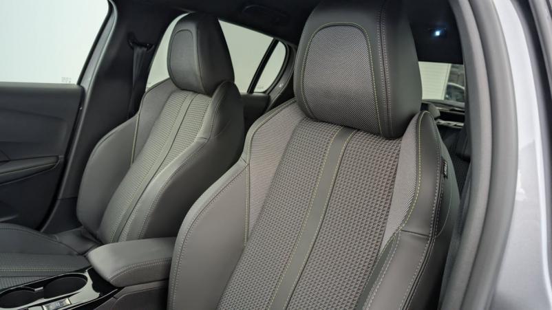 Vente en ligne Peugeot 208 50 KWH 136CH GT au prix de 25 210 €