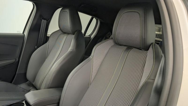 Vente en ligne Peugeot 208 50 KWH 136CH GT au prix de 25 210 €