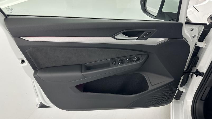 Vente en ligne Volkswagen Golf Golf VIII 1.5 eTSI EVO2 150ch Life Plus DSG7 au prix de 33 200 €