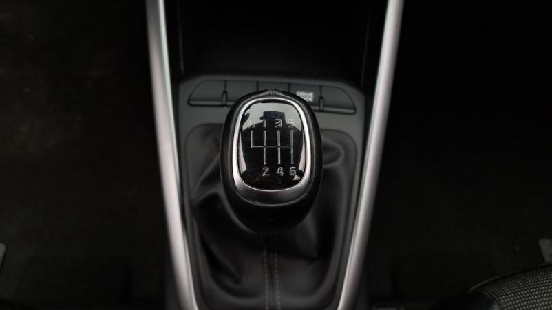 Vente en ligne Kia Stonic  1.0 T-GDI MHEV 120ch Manuelle/6 Gt line au prix de 16 550 €