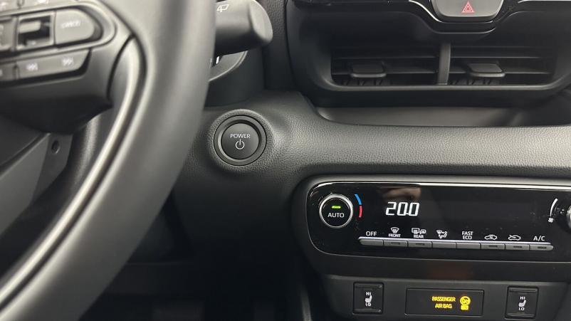 Vente en ligne Toyota Yaris Yaris Hybride 116h Design e-CVT au prix de 25 010 €