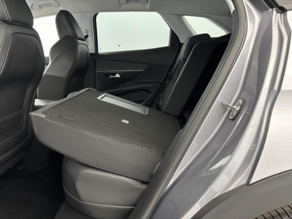 Vente en ligne Peugeot 3008 HYBRID 225ch Allure Pack e-EAT8 + Attelage au prix de 20 990 €
