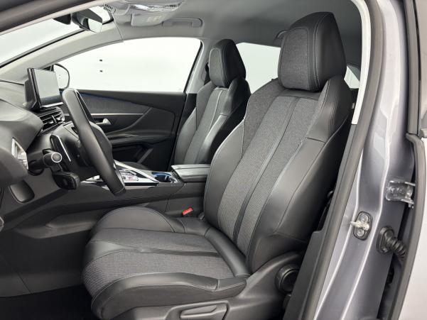 Vente en ligne Peugeot 3008 HYBRID 225ch Allure Pack e-EAT8 + Attelage au prix de 20 990 €