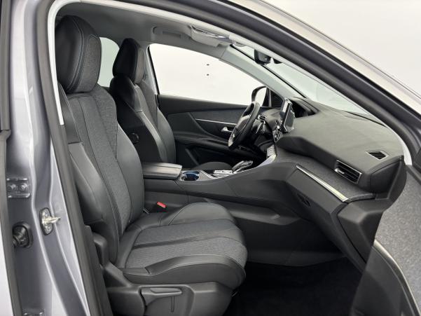 Vente en ligne Peugeot 3008 HYBRID 225ch Allure Pack e-EAT8 + Attelage au prix de 20 990 €
