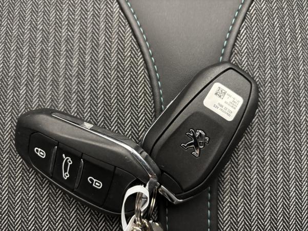 Vente en ligne Peugeot 3008 HYBRID 225ch Allure Pack e-EAT8 + Attelage au prix de 20 990 €