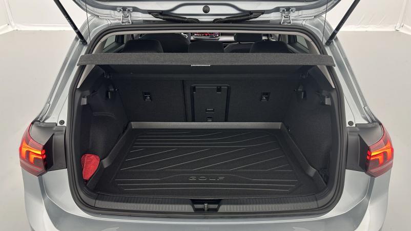 Vente en ligne Volkswagen Golf Golf VIII 1.5 eTSI EVO2 150ch Life Plus DSG7 au prix de 32 400 €