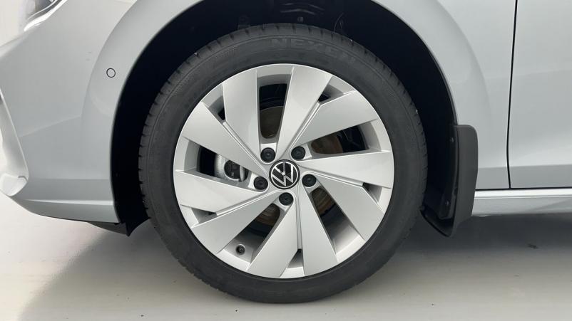 Vente en ligne Volkswagen Golf Golf VIII 1.5 eTSI EVO2 150ch Life Plus DSG7 au prix de 32 400 €