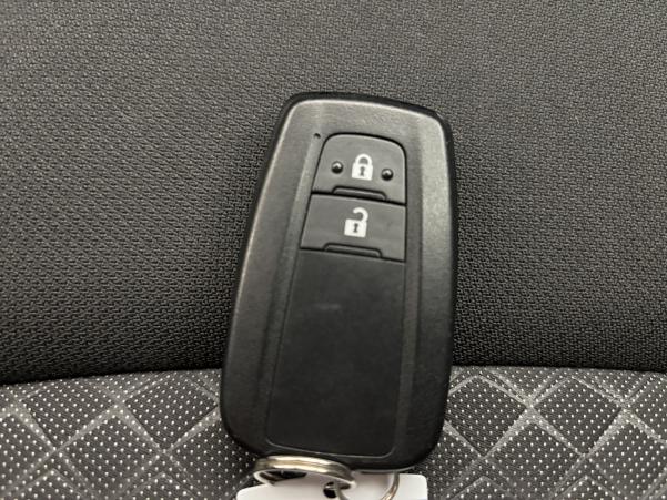 Vente en ligne Toyota C-HR 1.8 Hybride 122ch Design E-CVT au prix de 22 890 €