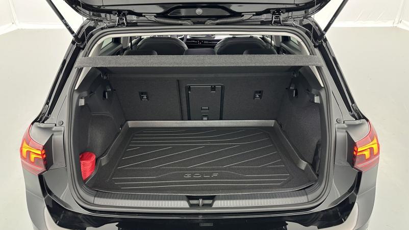 Vente en ligne Volkswagen Golf Golf VIII 1.5 eTSI EVO2 150ch Life Plus DSG7 au prix de 33 200 €