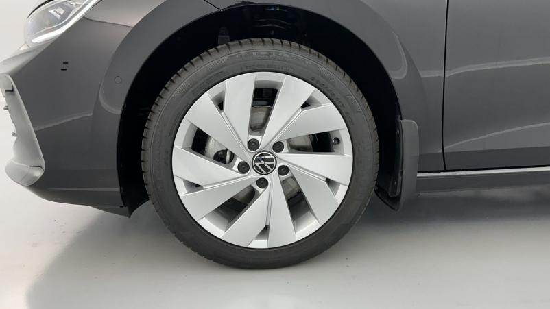 Vente en ligne Volkswagen Golf Golf VIII 1.5 eTSI EVO2 150ch Life Plus DSG7 au prix de 33 200 €
