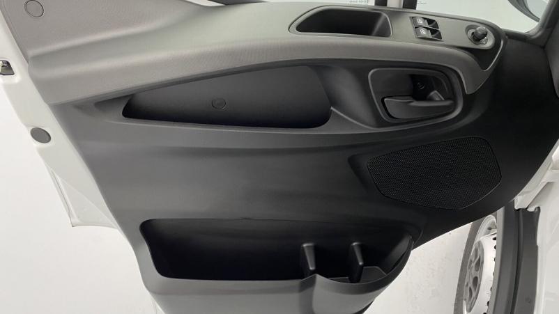 Vente en ligne Iveco Daily Daily 35S16A8 3520L 2.3 156ch 12m³ Hi-Matic au prix de 48 480 €