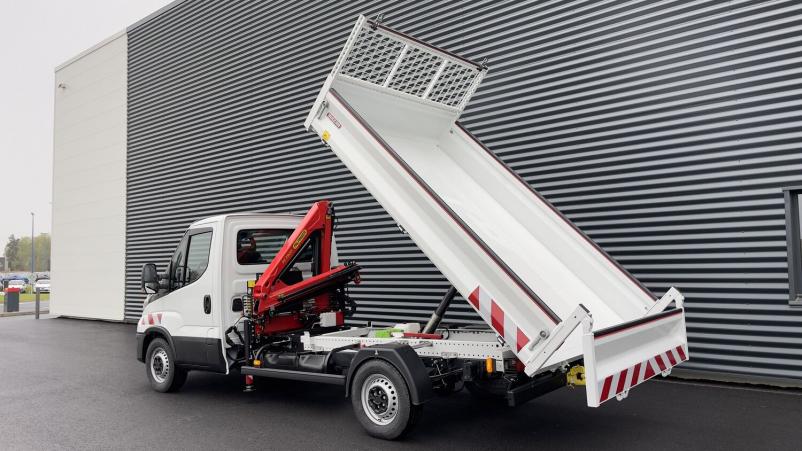 Vente en ligne Iveco Daily Daily 35S14H 3750 2.3 136ch Benne Alu JPM + Grue PK 2900 au prix de 76 080 €